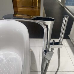 Vòi xả bồn tắm TOTO TBG01306BA TBN01105B đặt sàn nóng lạnh (kèm đế)