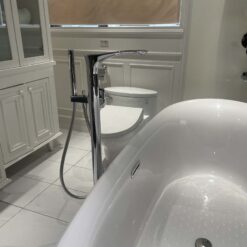 Vòi xả bồn tắm TOTO TBG01306BA TBN01105B đặt sàn nóng lạnh (kèm đế)