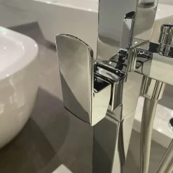 Vòi xả bồn tắm TOTO TBG02306BA TBN01105B đặt sàn nóng lạnh (kèm đế)