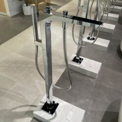 Vòi xả bồn tắm TOTO TBG07306AA TBN01105B đặt sàn nóng lạnh (kèm đế)