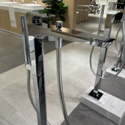 Vòi xả bồn tắm TOTO TBG07306AA TBN01105B đặt sàn nóng lạnh (kèm đế)