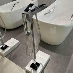 Vòi xả bồn tắm TOTO TBG07306AA TBN01105B đặt sàn nóng lạnh (kèm đế)