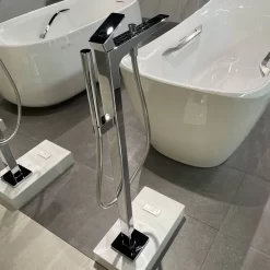 Vòi xả bồn tắm TOTO TBG07306AA TBN01105B đặt sàn nóng lạnh (kèm đế)