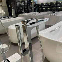 Vòi xả bồn tắm TOTO TBG07306AA TBN01105B đặt sàn nóng lạnh (kèm đế)