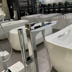 Vòi xả bồn tắm TOTO TBG07306AA TBN01105B đặt sàn nóng lạnh (kèm đế)