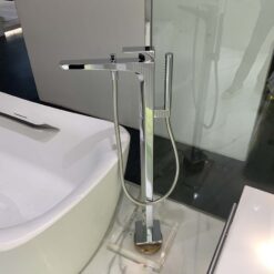 Vòi xả bồn tắm TOTO TBG07306AA TBN01105B đặt sàn nóng lạnh (kèm đế)