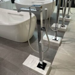 Vòi xả bồn tắm TOTO TBG08306AA TBN01105B đặt sàn nóng lạnh (kèm đế)