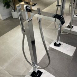 Vòi xả bồn tắm TOTO TBG08306AA TBN01105B đặt sàn nóng lạnh (kèm đế)