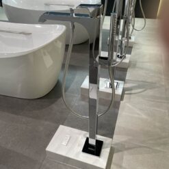 Vòi xả bồn tắm TOTO TBG08306AA TBN01105B đặt sàn nóng lạnh (kèm đế)