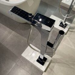 Vòi xả bồn tắm TOTO TBG08306AA TBN01105B đặt sàn nóng lạnh (kèm đế)