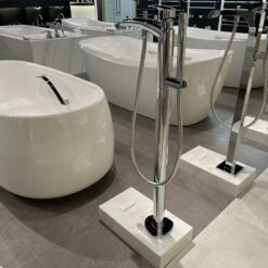 Vòi xả bồn tắm TOTO TBG09306AA TBN01105B đặt sàn nóng lạnh (kèm đế)