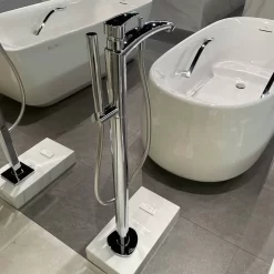 Vòi xả bồn tắm TOTO TBG09306AA TBN01105B đặt sàn nóng lạnh (kèm đế)