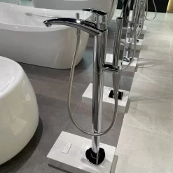 Vòi xả bồn tắm TOTO TBG09306AA TBN01105B đặt sàn nóng lạnh (kèm đế)