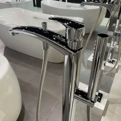 Vòi xả bồn tắm TOTO TBG09306AA TBN01105B đặt sàn nóng lạnh (kèm đế)