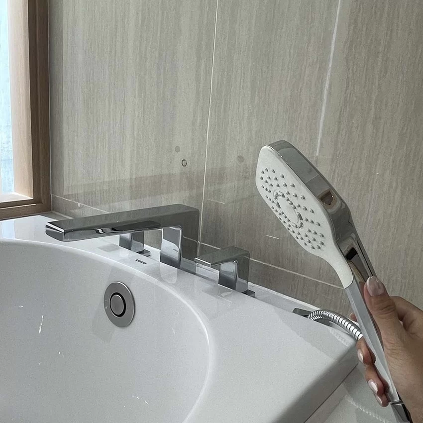 Vòi xả bồn tắm TOTO TBG10202A - SKU: TBG10202A Vòi xả bồn tắm TOTO TBG10202A nóng lạnh kèm tay sen - SKU: TBG10202A