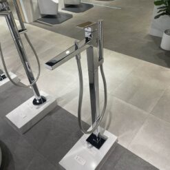 Vòi xả bồn tắm TOTO TBG10306AA đặt sàn nóng lạnh