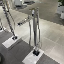 Vòi xả bồn tắm TOTO TBG10306AA đặt sàn nóng lạnh