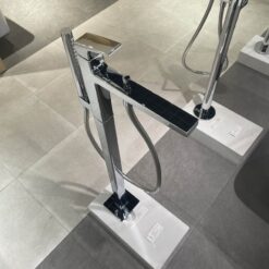 Vòi xả bồn tắm TOTO TBG10306AA TBN01105B đặt sàn nóng lạnh (kèm đế)