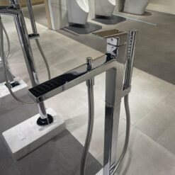 Vòi xả bồn tắm TOTO TBG10306AA TBN01105B đặt sàn nóng lạnh (kèm đế)