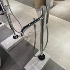 Vòi xả bồn tắm TOTO TBG11306AA TBN01105B đặt sàn nóng lạnh (kèm đế)