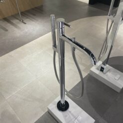 Vòi xả bồn tắm TOTO TBG11306AA TBN01105B đặt sàn nóng lạnh (kèm đế)