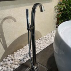 Vòi xả bồn tắm TOTO TBP01301AA TBN01105B đặt sàn nóng lạnh (kèm đế)