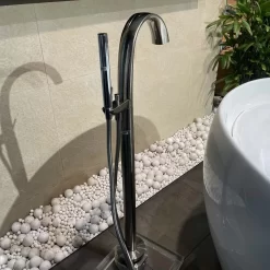 Vòi xả bồn tắm TOTO TBP01301AA TBN01105B đặt sàn nóng lạnh (kèm đế)
