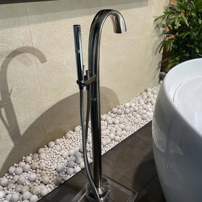 Vòi xả bồn tắm TOTO TBP01301AA TBN01105B đặt sàn nóng lạnh (kèm đế) 16 Vòi xả bồn tắm TOTO TBP01301AA/TBN01105B sản phẩm 1