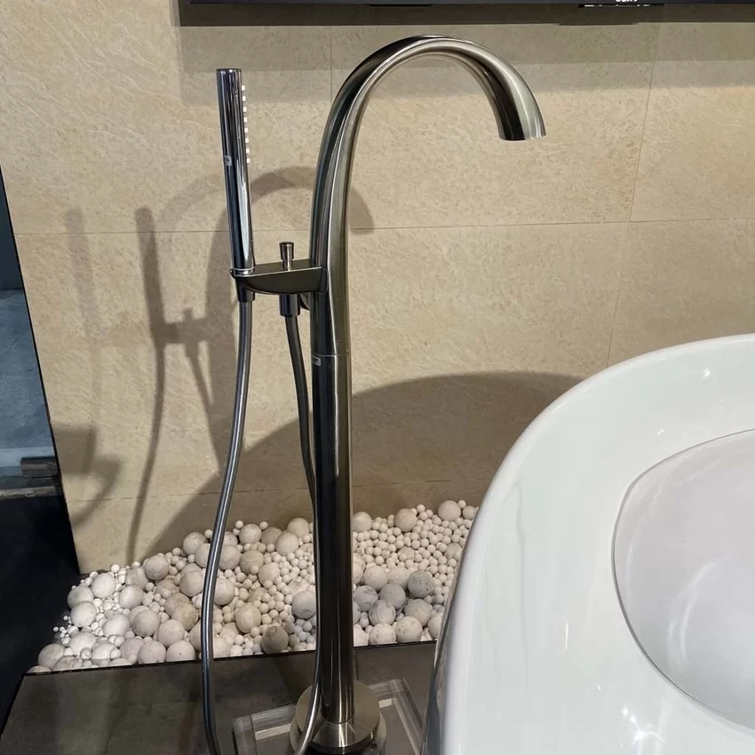 Vòi xả bồn tắm TOTO TBP01301AA TBN01105B đặt sàn nóng lạnh (kèm đế) 17 Vòi xả bồn tắm TOTO TBP01301AA/TBN01105B sản phẩm 2