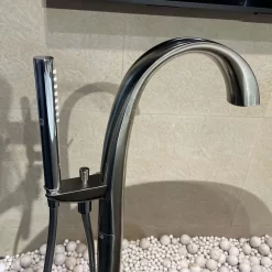 Vòi xả bồn tắm TOTO TBP01301AA TBN01105B đặt sàn nóng lạnh (kèm đế) 11 Vòi xả bồn tắm TOTO TBP01301AA TBN01105B đặt sàn nóng lạnh (kèm đế)