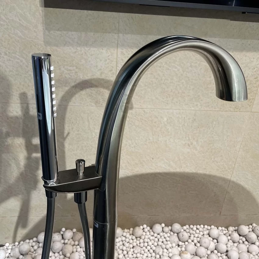 Vòi xả bồn tắm TOTO TBP01301AA TBN01105B đặt sàn nóng lạnh (kèm đế) 18 Vòi xả bồn tắm TOTO TBP01301AA/TBN01105B sản phẩm 3