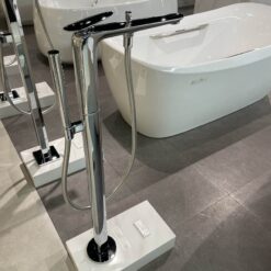 Vòi xả bồn tắm TOTO TBP03301AA TBN01105B đặt sàn nóng lạnh (kèm đế)