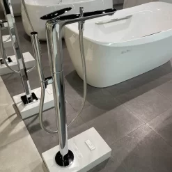 Vòi xả bồn tắm TOTO TBP03301AA TBN01105B đặt sàn nóng lạnh (kèm đế)