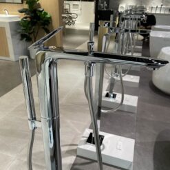 Vòi xả bồn tắm TOTO TBP03301AA TBN01105B đặt sàn nóng lạnh (kèm đế)