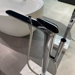 Vòi xả bồn tắm TOTO TBP03301AA TBN01105B đặt sàn nóng lạnh (kèm đế)