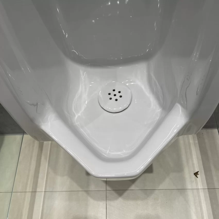 Bồn tiểu nam American Standard VF-6401 trong phòng vệ sinh Bồn tiểu nam American Standard VF-6401 trong phòng vệ sinh