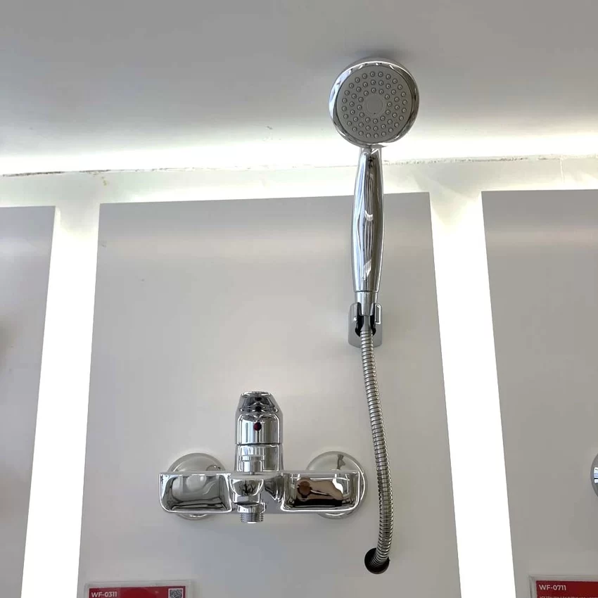 American Standard WF-0311 trong phòng tắm hiện đại WF-0311 American Standard WF-0311 trong phòng tắm hiện đại