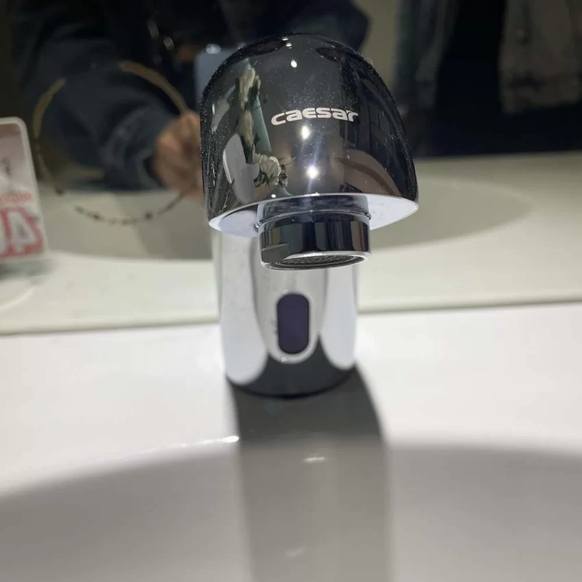 Vòi chậu lavabo cảm ứng nước lạnh Caesar A911 8 Vòi chậu lavabo cảm ứng nước lạnh Caesar A911