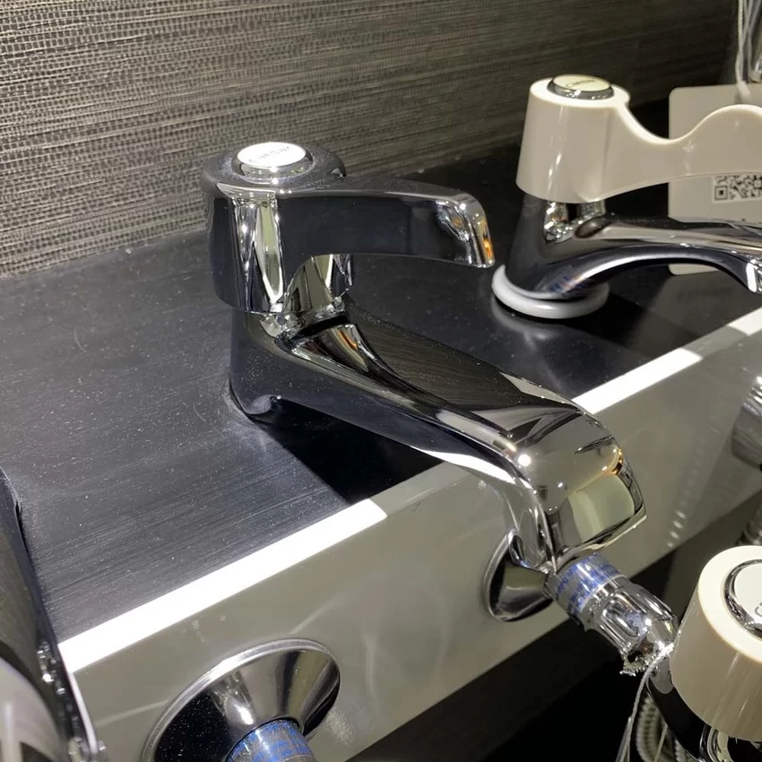 Vòi chậu lavabo lạnh Caesar B104C Vòi chậu lavabo lạnh Caesar B104C - SKU: B104C