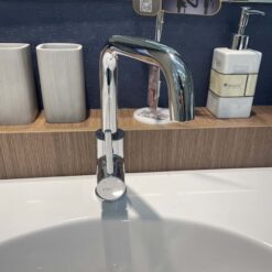 Vòi chậu lavabo nóng lạnh Caesar B520CU