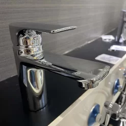 Vòi chậu lavabo nóng lạnh Caesar B730CU
