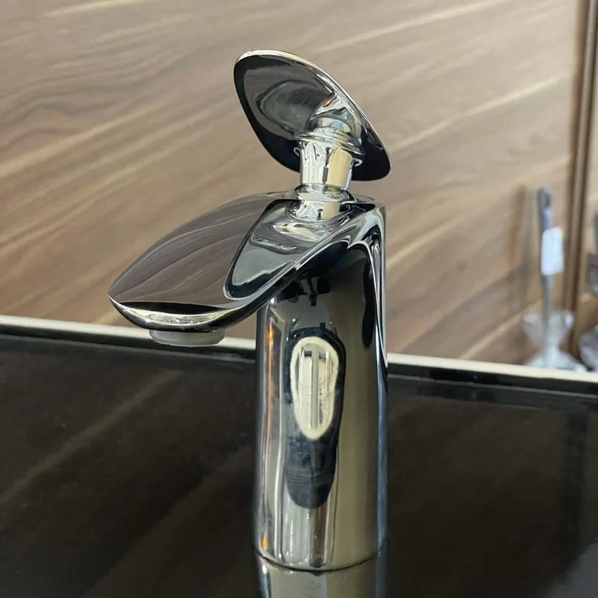 Vòi chậu lavabo nóng lạnh Caesar B810CU 21 Vòi chậu lavabo nóng lạnh Caesar B810CU trong không gian thực tế - SKU: B810CU