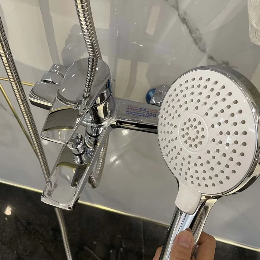 Bộ vòi sen tắm nóng lạnh Caesar S393C / CB / CW / CR / CG 33 Bộ vòi sen tắm nóng lạnh Caesar S393C trong phòng tắm