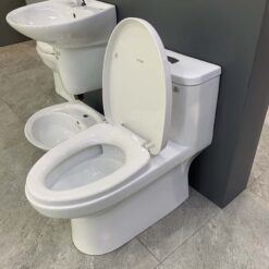 Bồn cầu 1 khối Viglacera Mekong (MK2) nắp êm (+ vòi xịt VG826)