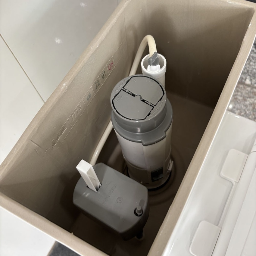 Bồn cầu 1 khối Viglacera V35M nắp êm xả xoáy (+ vòi xịt VG826) 8 Bồn cầu 1 khối Viglacera V35M nắp êm xả xoáy (+ vòi xịt VG826)