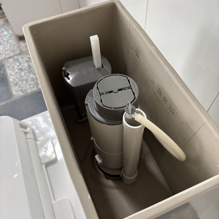 Bồn cầu 1 khối Viglacera V35M nắp êm xả xoáy (+ vòi xịt VG826) 9 Bồn cầu 1 khối Viglacera V35M nắp êm xả xoáy (+ vòi xịt VG826)