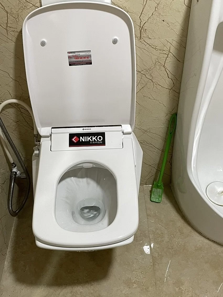 Nắp bồn cầu rửa cơ Nikko P6003 18 Nắp bồn cầu rửa cơ Nikko P6003 trong thực tế