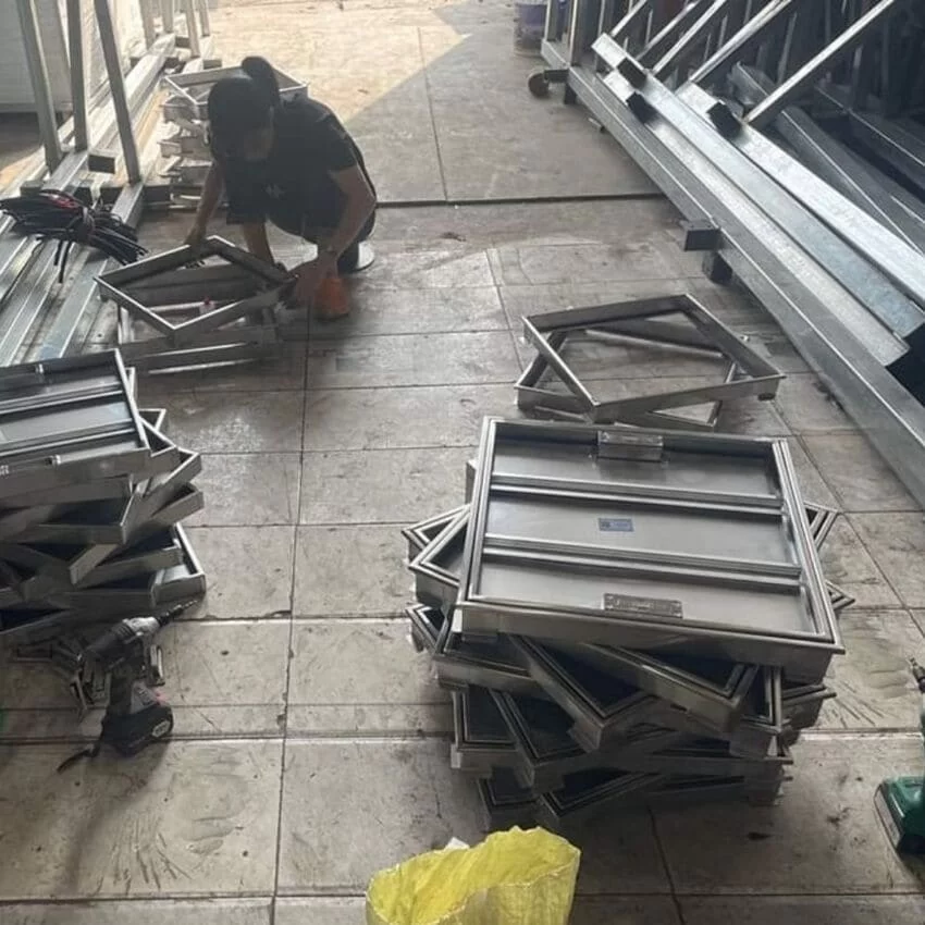 Nắp bể ngầm Inox tay nâng liền có viền hãng Kavar-T1 14 Nắp bể ngầm Inox tay nâng liền có viền inox Kavar T1 - SKU Kavar-T1