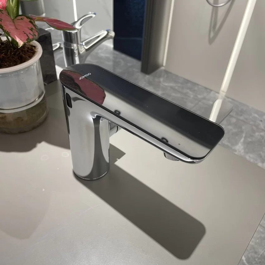 Thiết kế sang trọng của Vòi lavabo cảm ứng nhiệt độ JOMOO 32434-602/1B-Z Thiết kế sang trọng của Vòi lavabo cảm ứng nhiệt độ JOMOO 32434-602/1B-Z